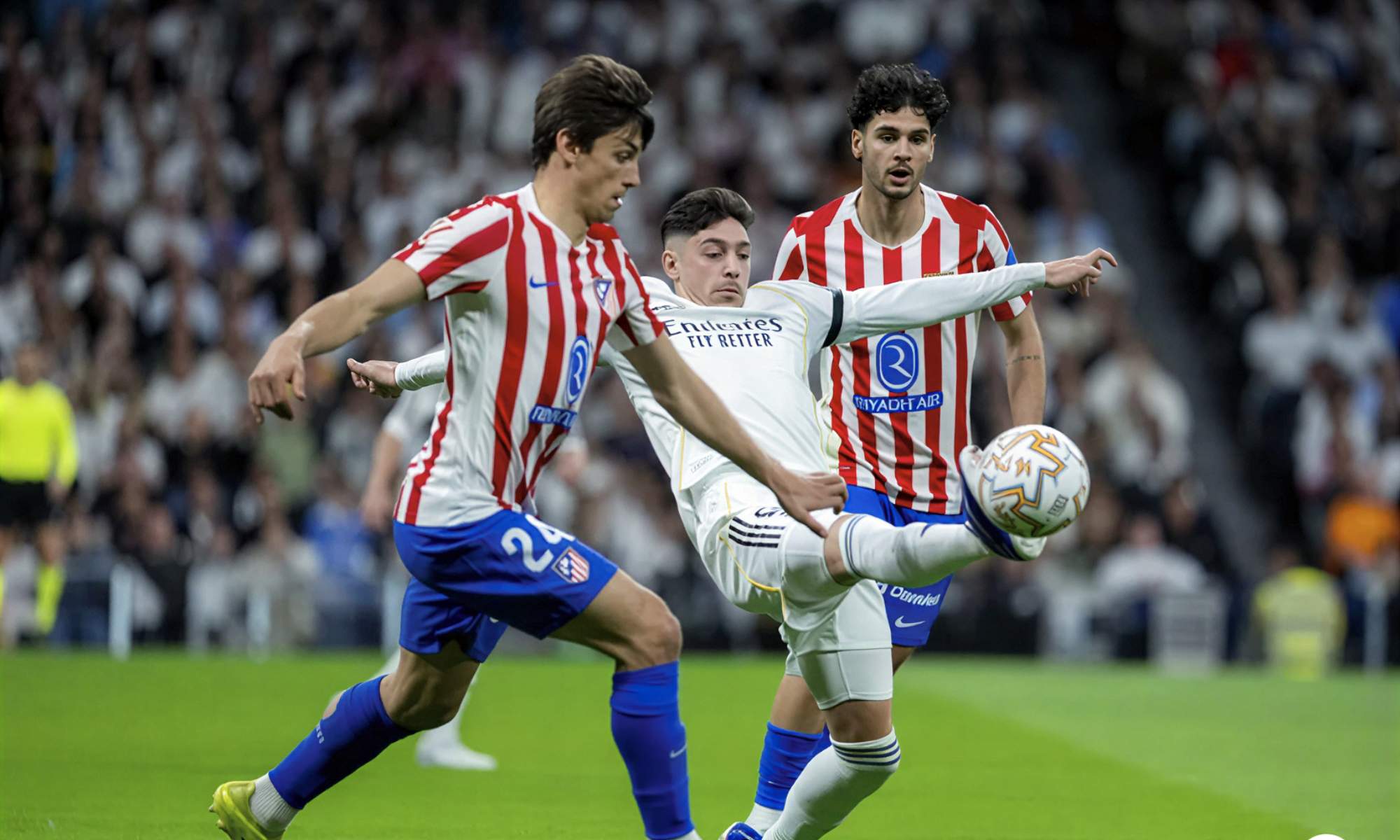 Fede Valverde se estira para alcanzar el balón ante Robin Le Normand y Johnny.