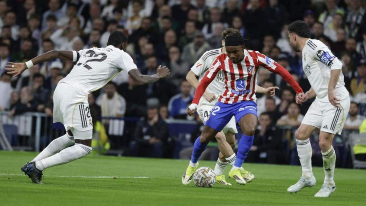 Lookman encarando a la defensa del Real Madrid en el derbi madrileño