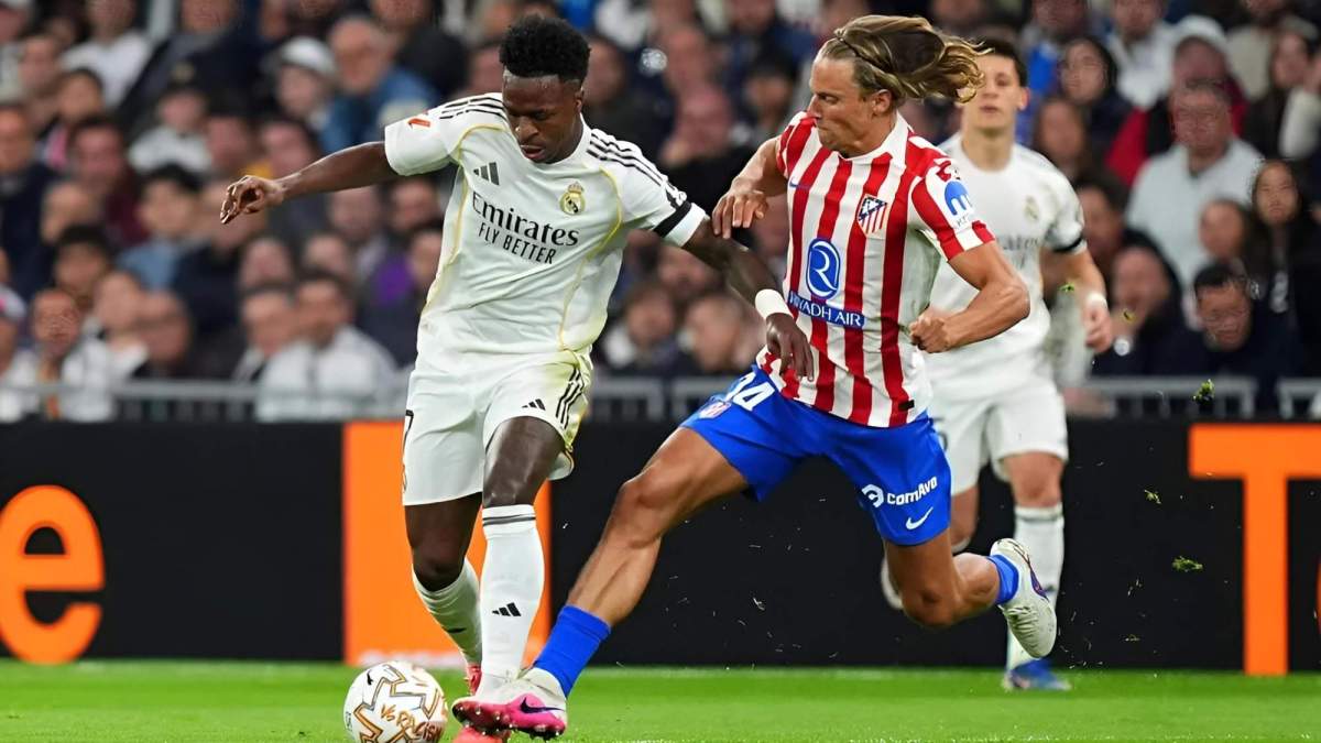 Vinicius, luchando con Marcos Llorente por una pelota durante el derbi madrileño