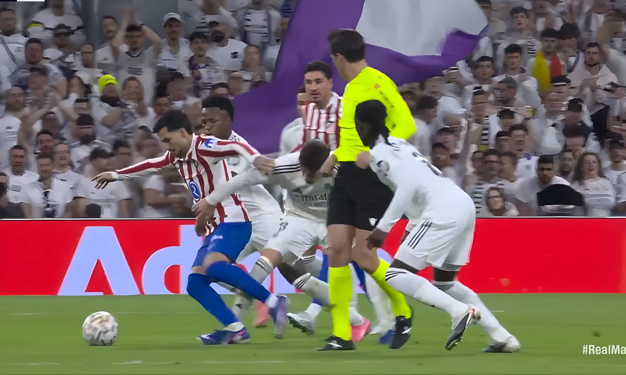 Fede Valverde fue expulsado por una entrada sobre Álex Baena.