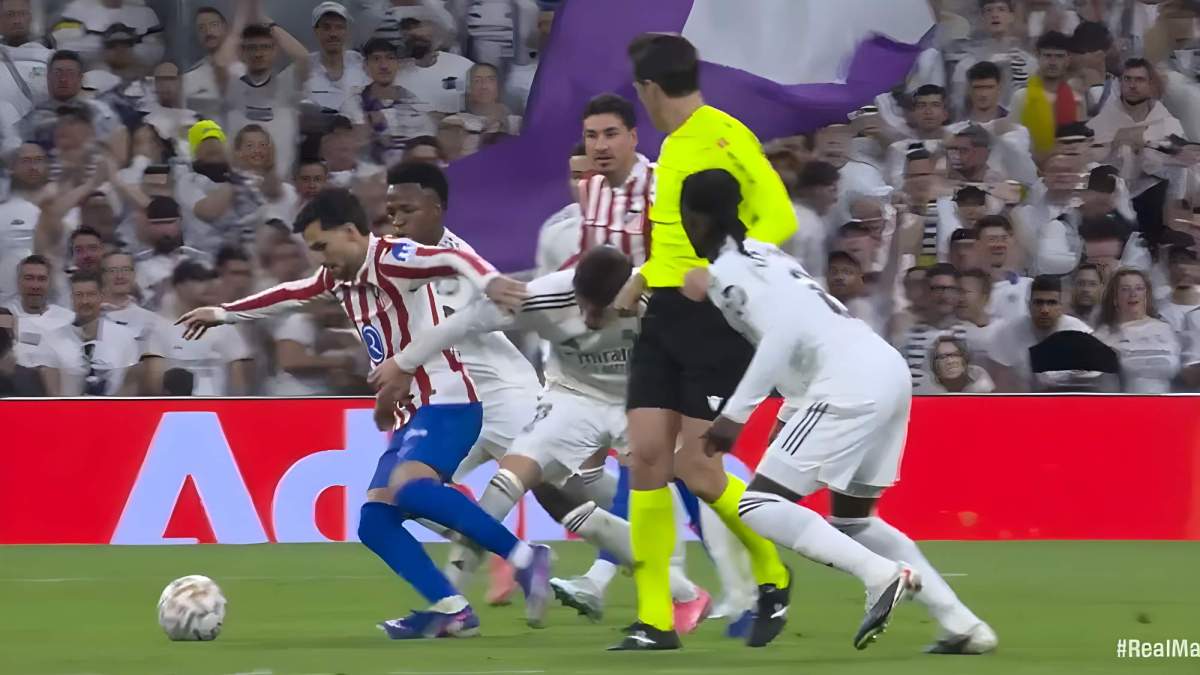 Fede Valverde fue expulsado por una entrada sobre Álex Baena. Fede Valverde fue expulsado por una entrada sobre Álex Baena.