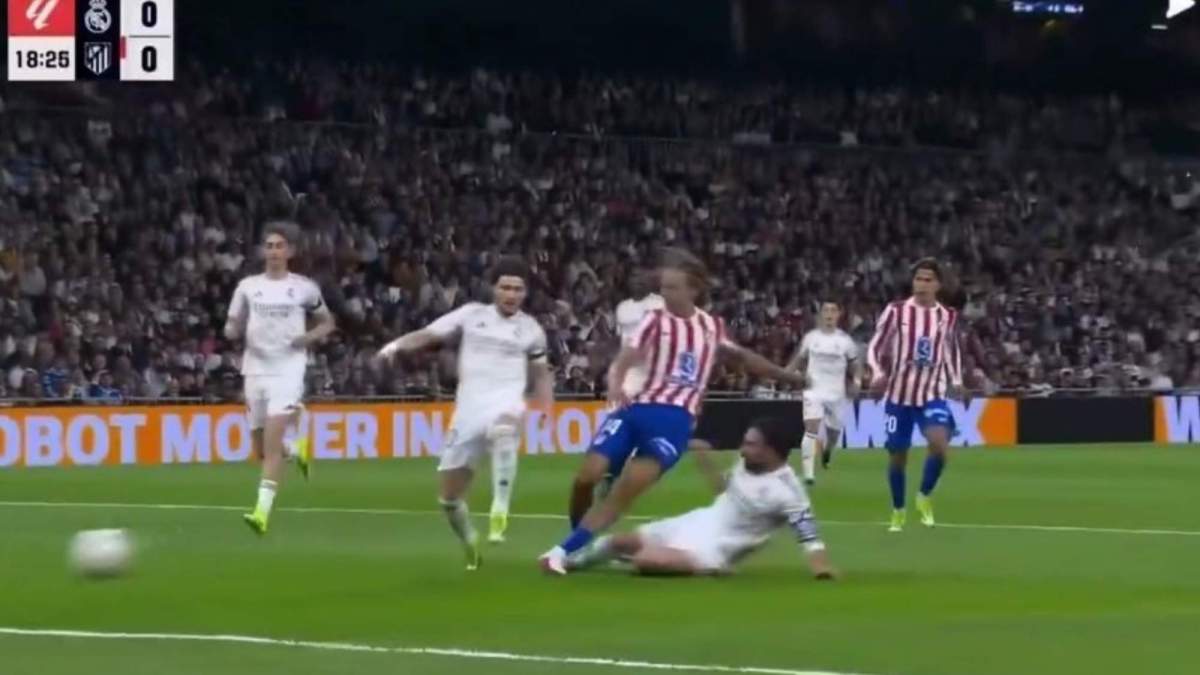 Acción en la que el Atlético de Madrid pidió penalti sobre Marcos Llorente (1)