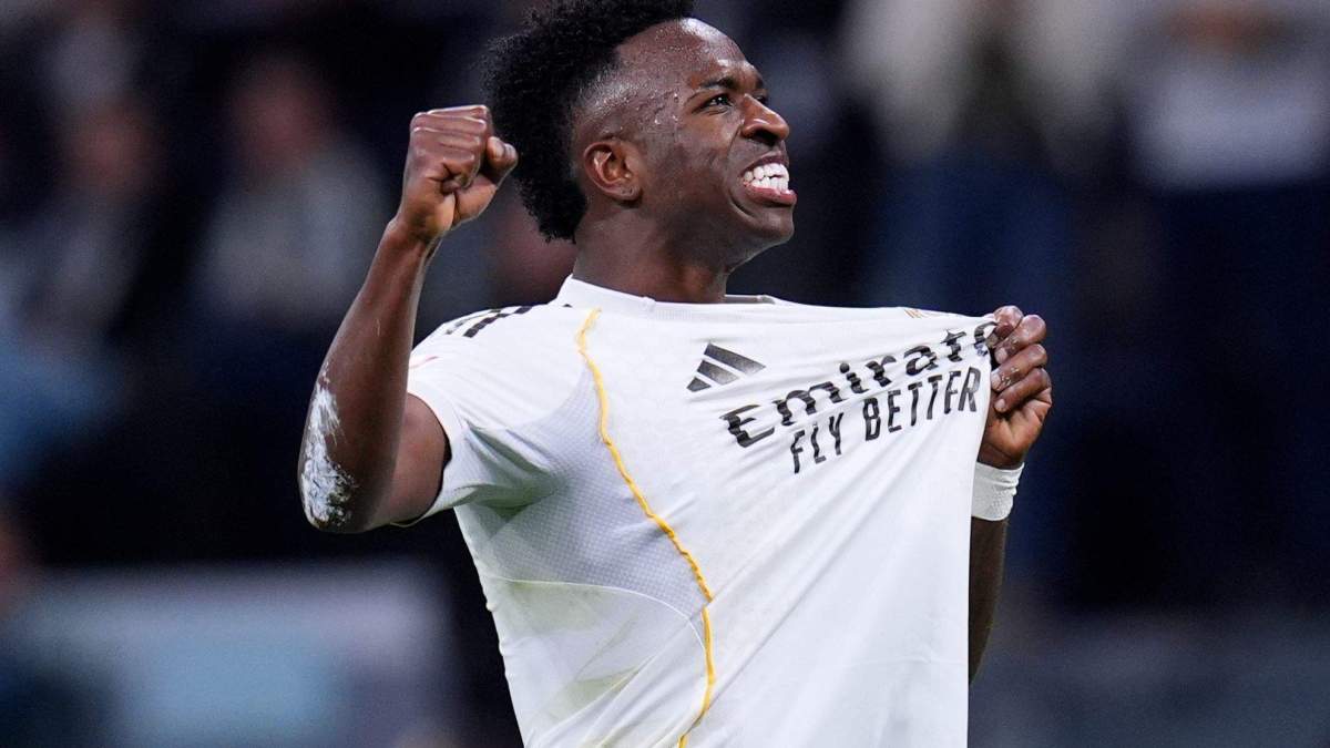 Vinicius Jr. celebrando la victoria del Real Madrid 3-2 sobre el Atlético de Madrid con sus aficionados en el Santiago Bernabéu