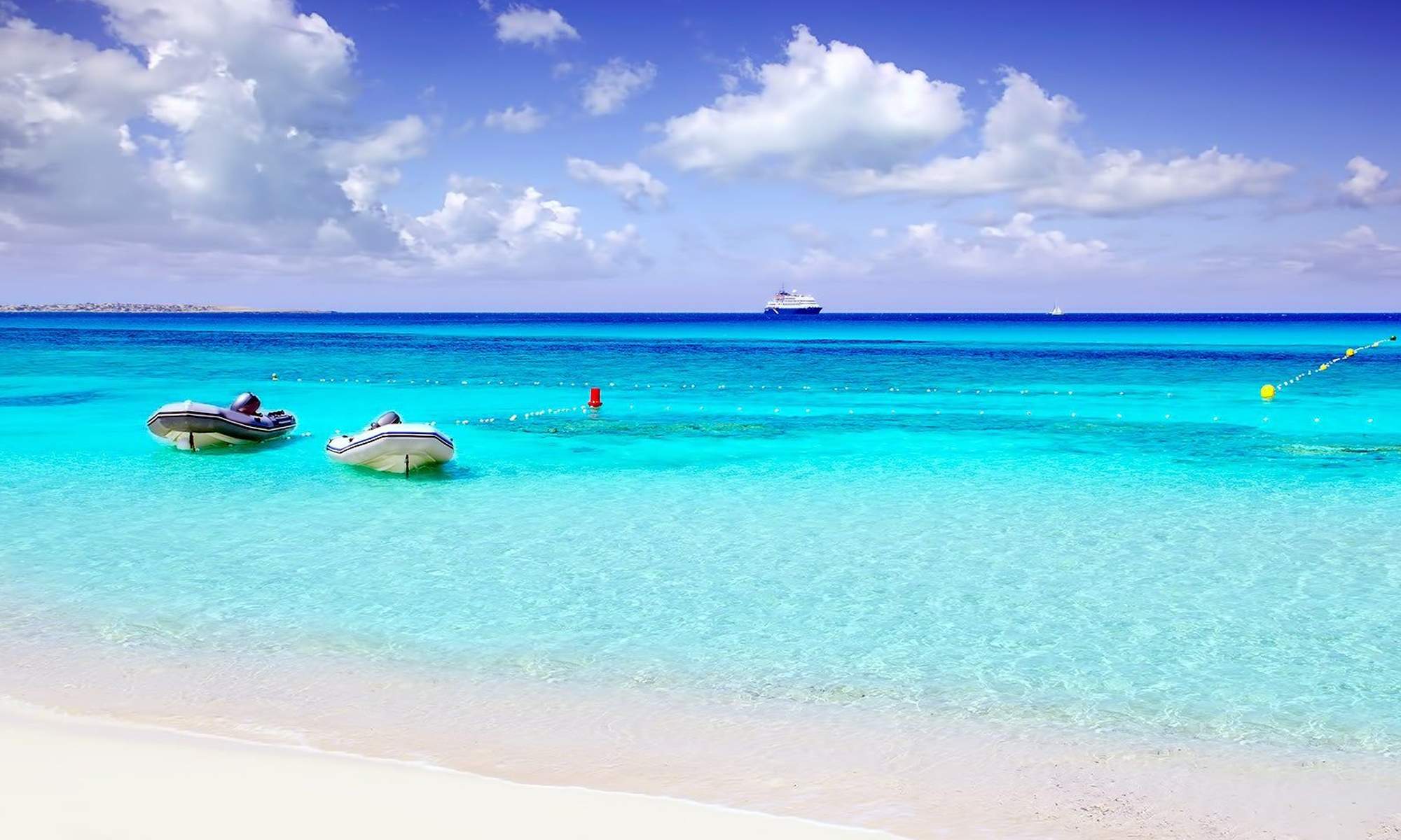 Una playa de Formentera en España. 