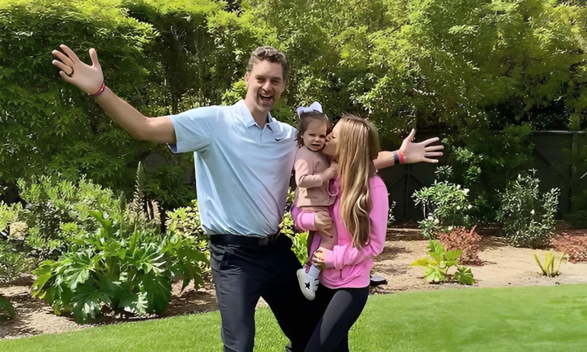 Pau Gasol y su familia en el jardín de su casa.