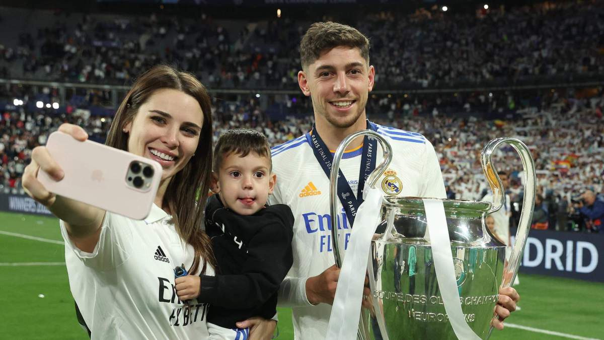 Fede Valverde, Mina Bonino y uno de sus hijos con la Champions League.
