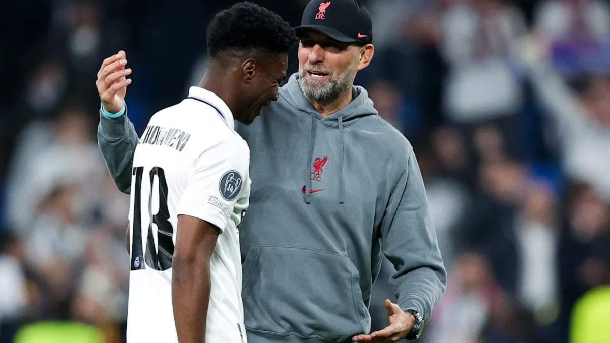 Klopp saludando a Tchouameni en un Real Madrid - Liverpool