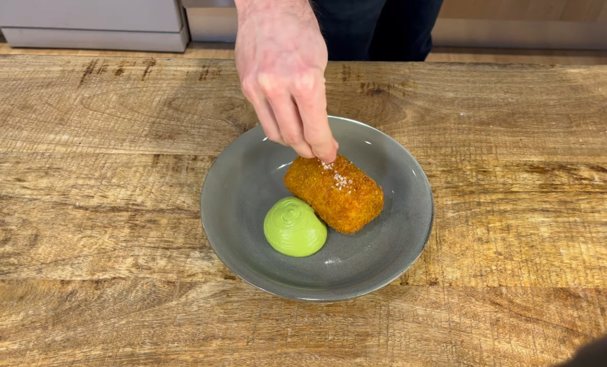 La receta de merluza rellena de mantequilla de hierbas de Alfredo Vozmediano