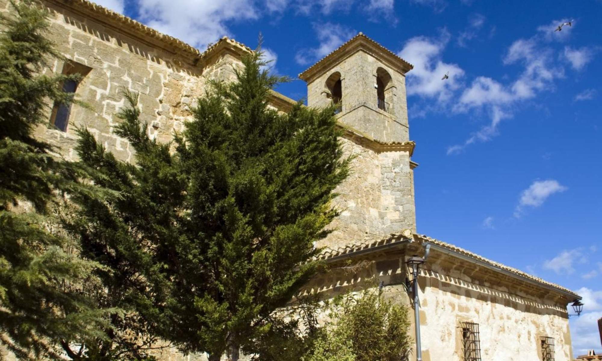 El pueblo de España que tiene la mejor miel del mundo: cuenta con una iglesia del siglo XVI con aspecto de fortaleza y un palacio con escudo barroco del XVII
