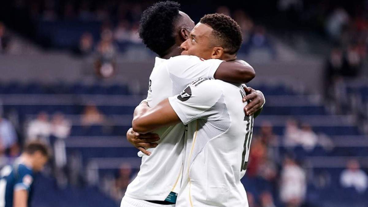 Vinicius y Mbappé celebrando un gol esta temporada (1)