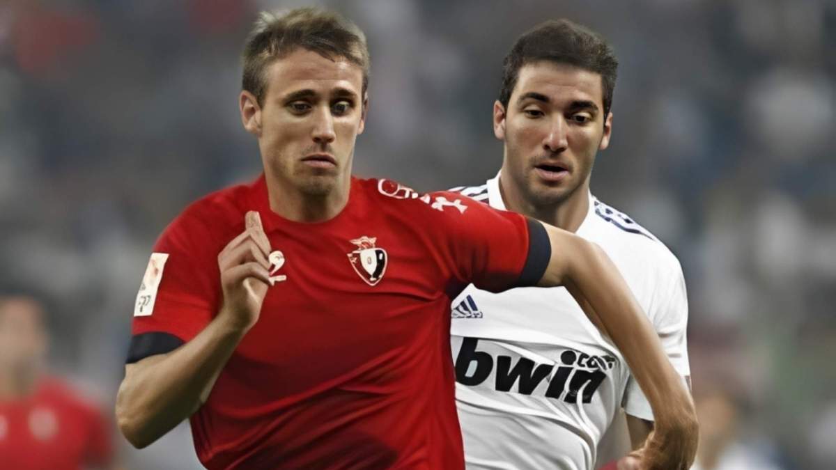Monreal en un lance del juego con Higuain durante un Real Madrid CA Osasuna