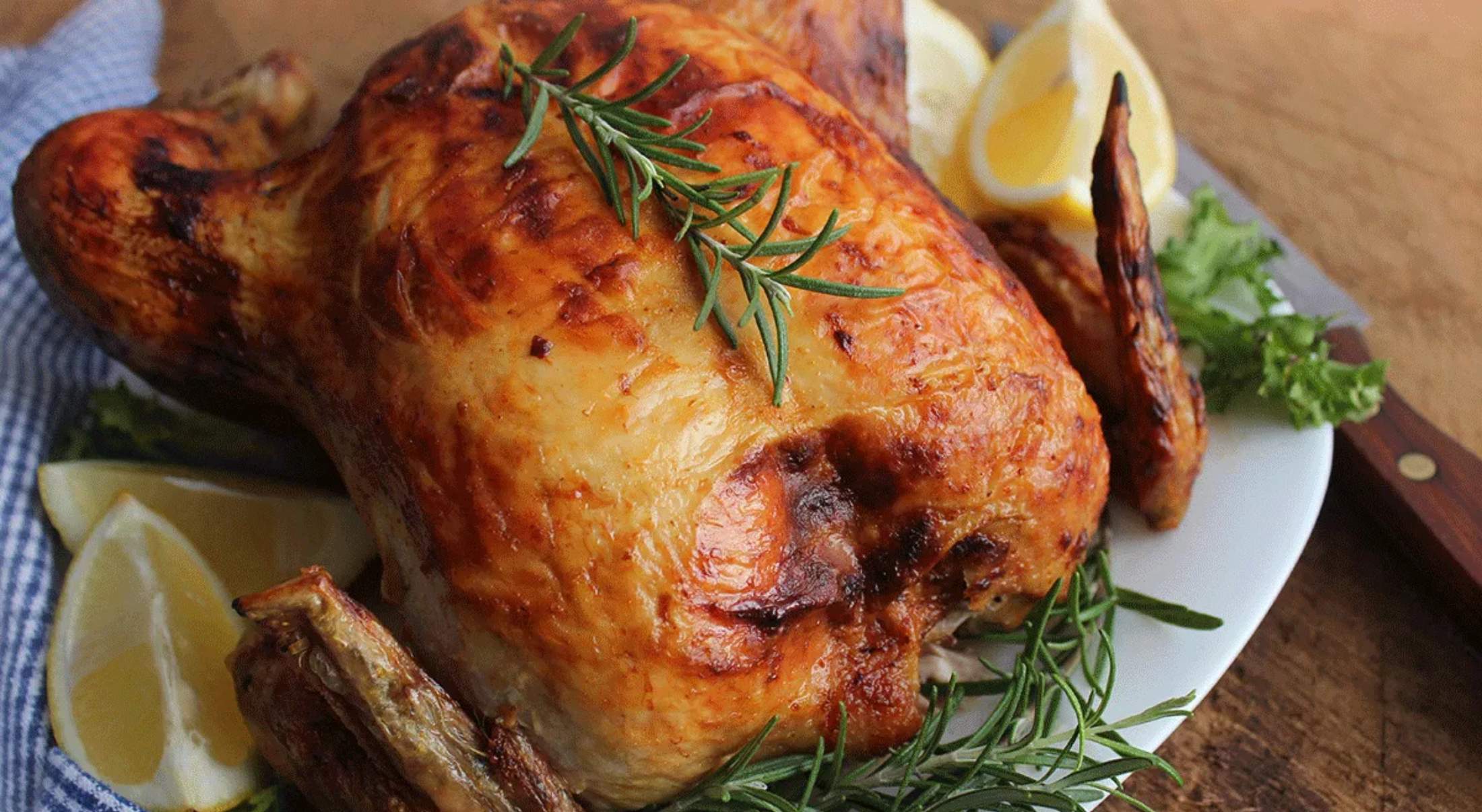 El truco para que el pollo asado quede jugoso y crujiente