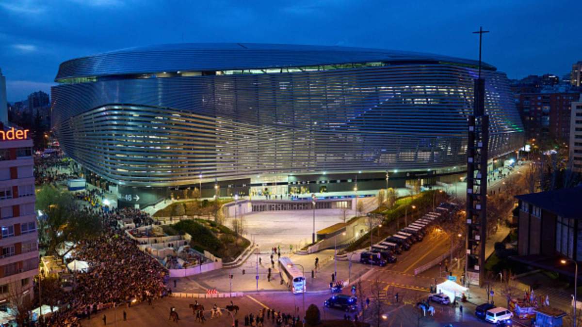 Los exteriores del estadio Santiago Bernabéu en un día de partido del Real Madrid.