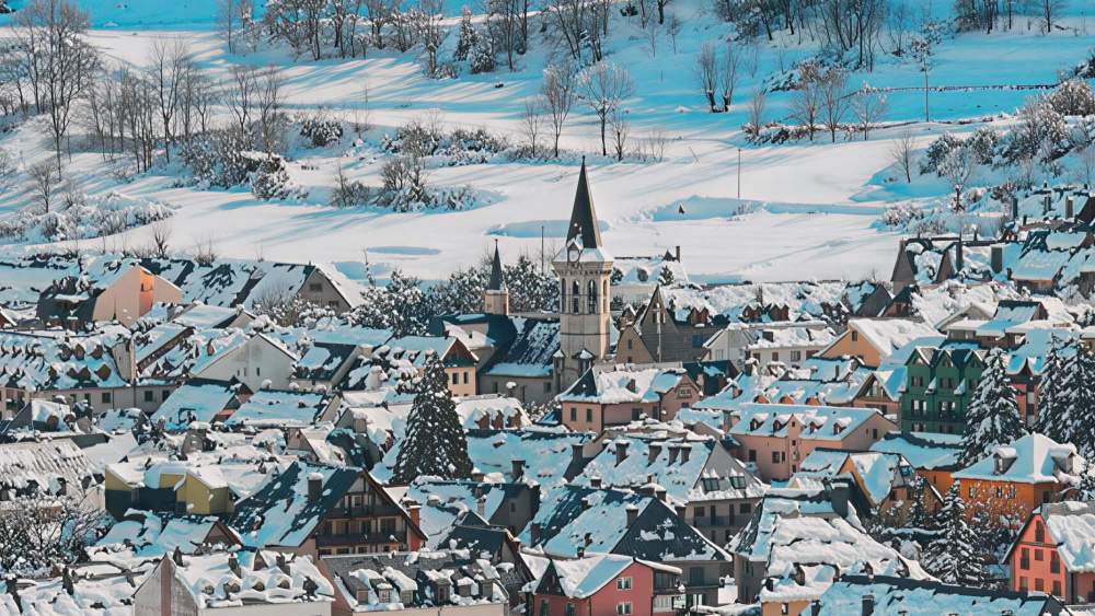 Panorámica de Viella, con todo el municipio cubierto por la nieve.