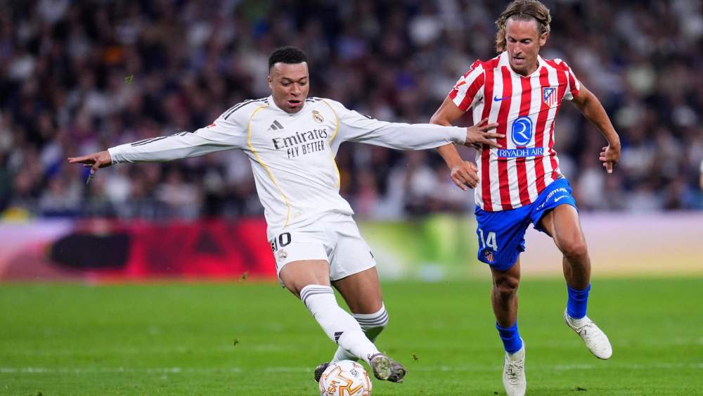 Kylian Mbappé, en el derbi ante el Atlético, intentando escapar del marcaje de Marcos Llorente.