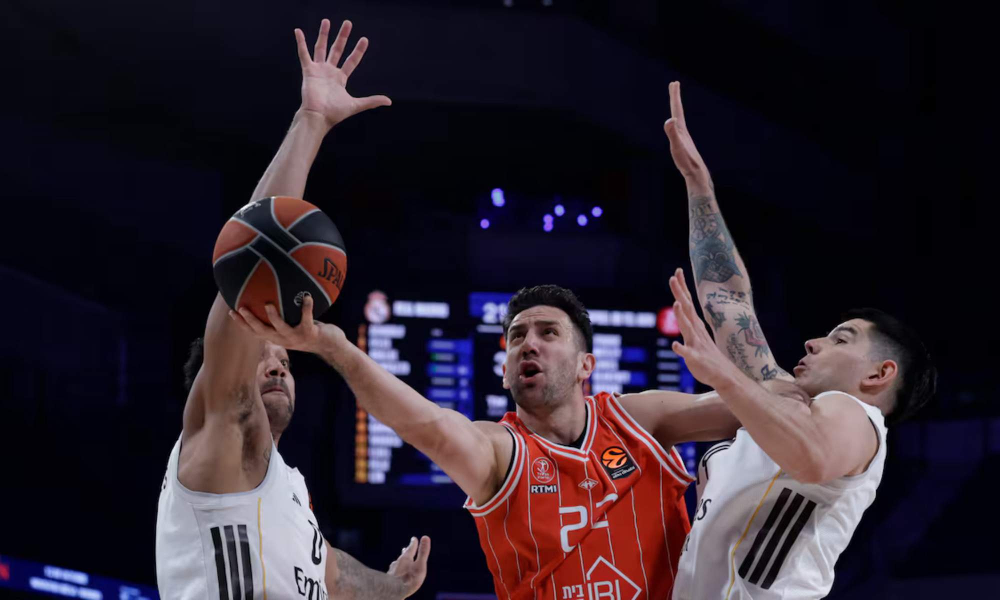Trey Lyles y Gabriel Deck, intentando taponar una canasta del Hapoel durante el partido de esta noche en el Movistar Arena.