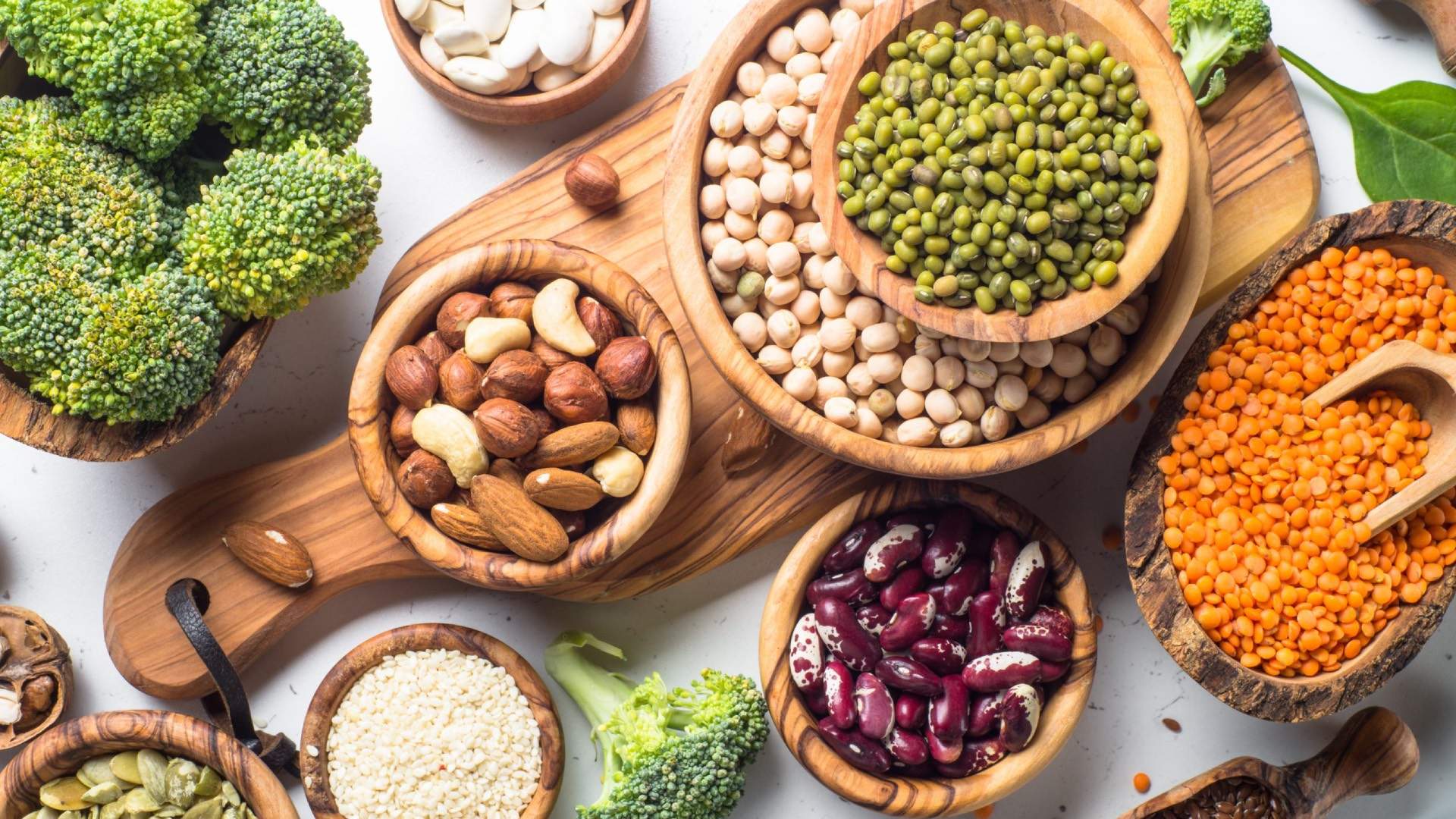 Los expertos coinciden: “Espinacas, acelgas, legumbres, frutos secos y cereales integrales son alimentos muy buenos para calmar la ansiedad”