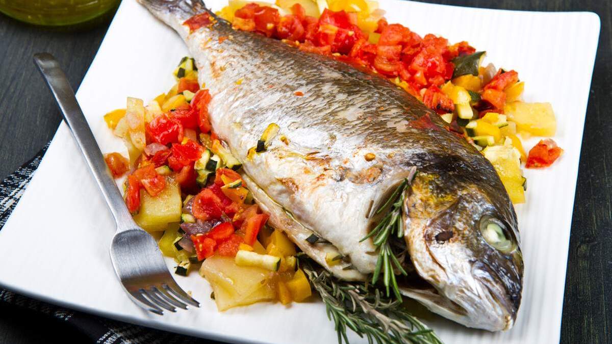 Una dorada en un plato, pero hecha con una receta diferente.