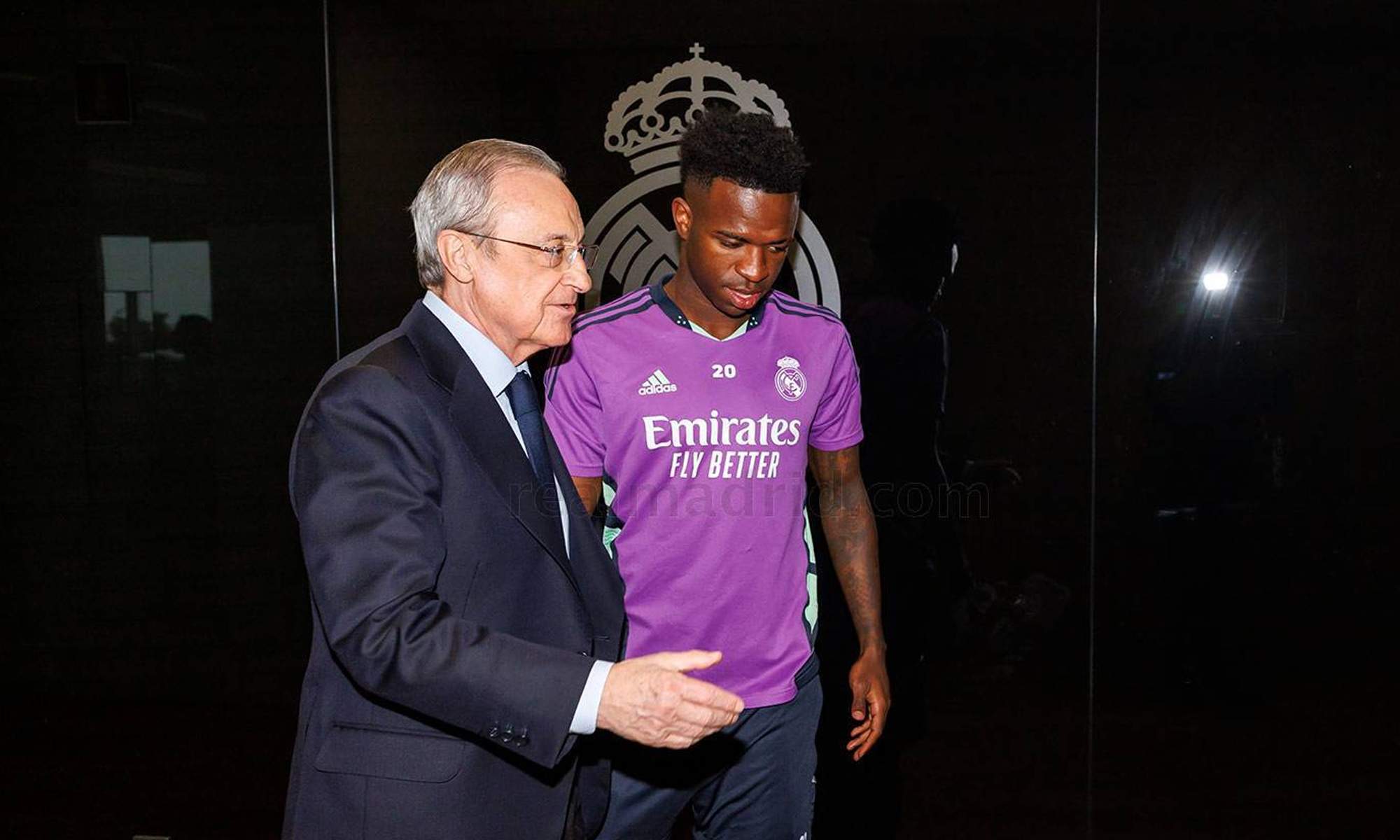Florentino Pérez y Vinícius Júnior tras una charla en la oficina. 