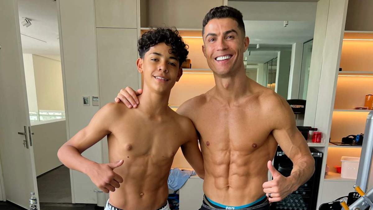 Cristiano Ronaldo y su hijo durante un entrenamiento. Cristiano Ronaldo y su hijo durante un entrenamiento.