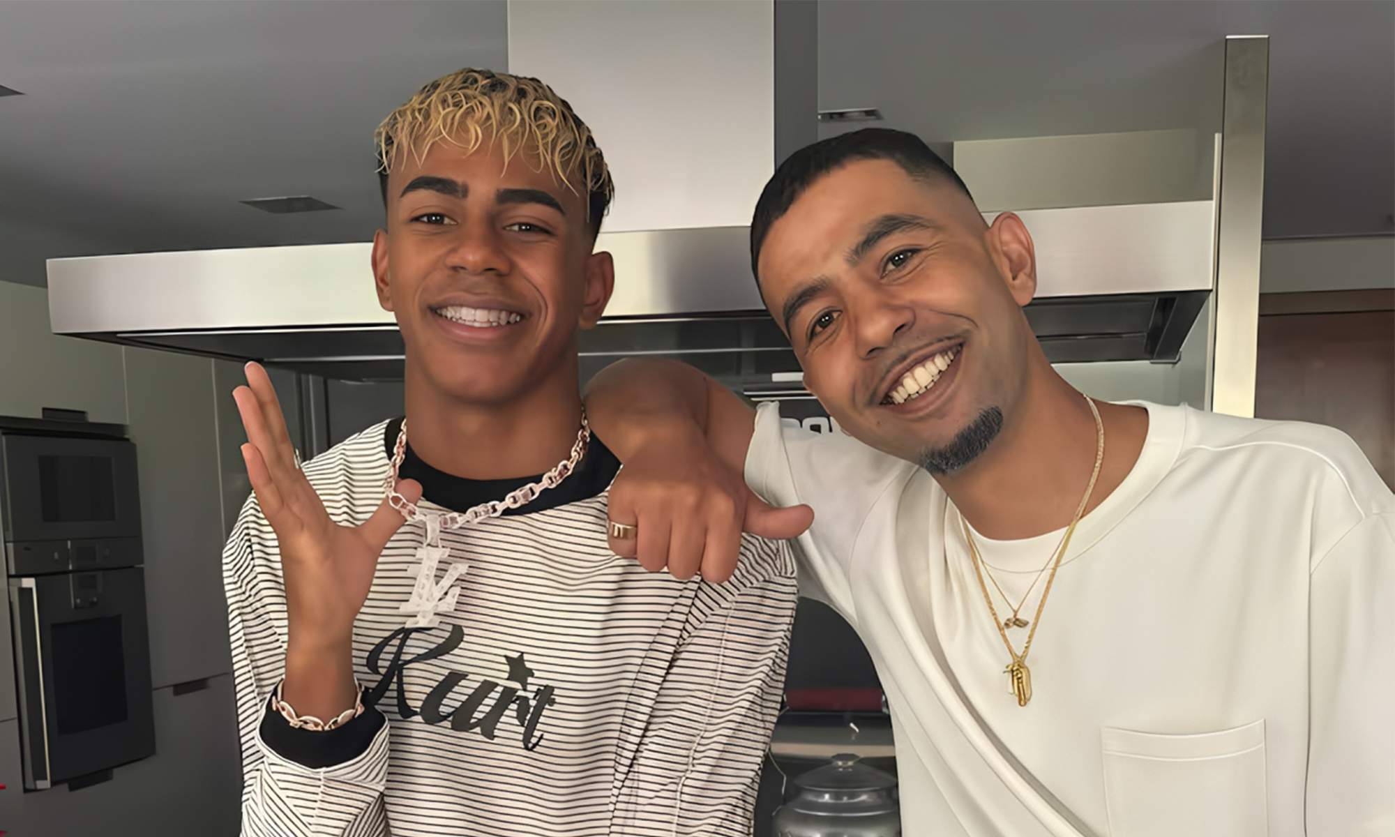 Lamine Yamal y su padre en una cocina. 