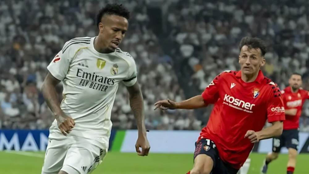 Éder Militao, con Ante Budimir, en el primer partido de Liga de este curso entre el Real Madrid y Osasuna.
