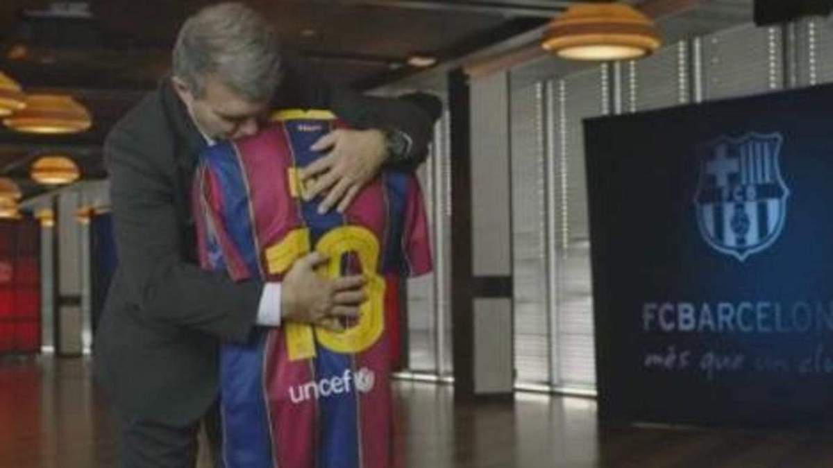 Joan Laporta abrazando a un maniquí con la camiseta de Messi
