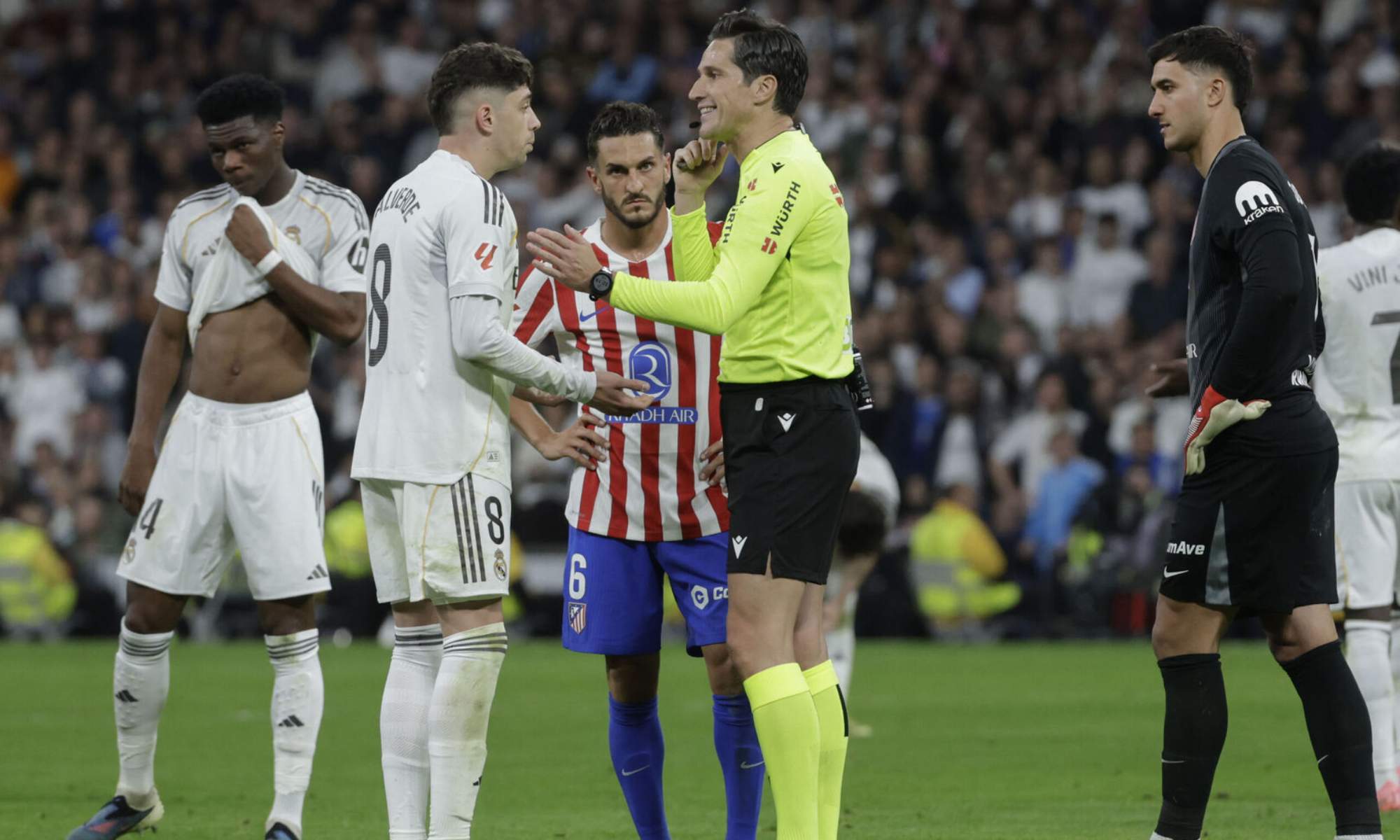 José Luis Munuera Montero, hablando con Fede Valverde tras expulsarle del partido entre el Real Madrid y el Atlético del domingo pasado.