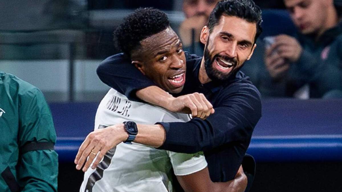 Arbeloa celebrando un gol junto a Vinicius