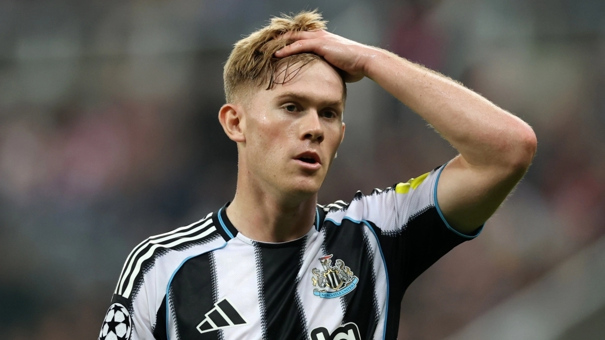 Lewis Hall durante un partido del Newcastle en Champions