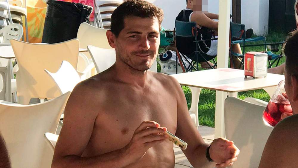 Íker Casillas, en la piscina municipal de Almadén de la Plata. Íker Casillas, en la piscina municipal de Almadén de la Plata.