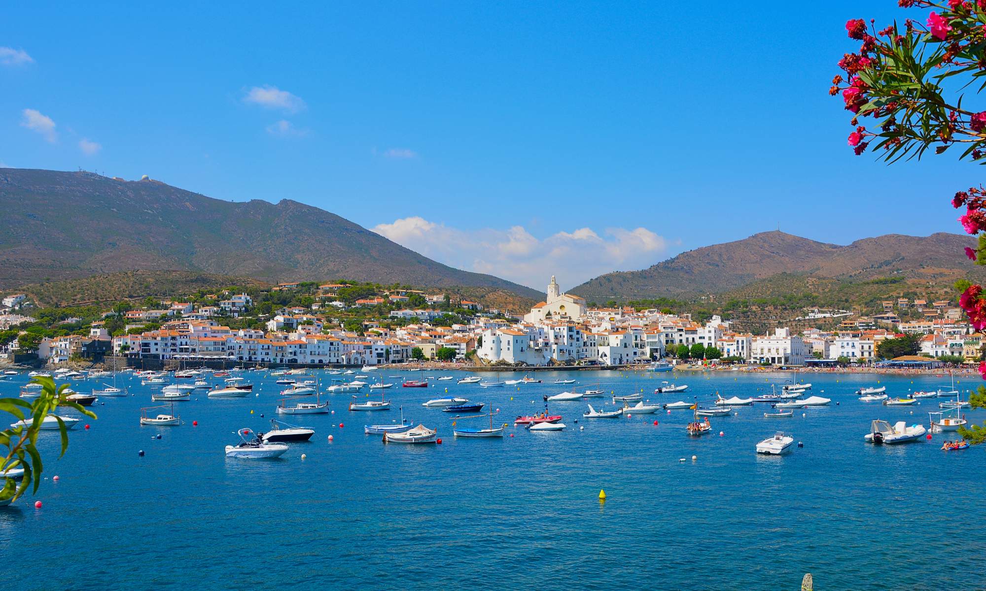 Vista panorámica de la localidad gerundense de Cadaqués.