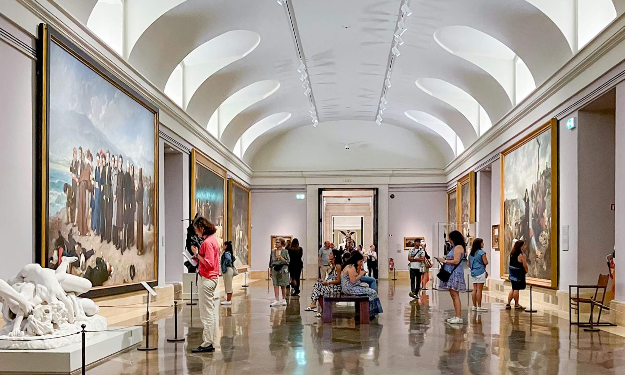 Varios visitantes, en el Museo del Prado, contemplando la oferta pictórica que hay en uno de los centros más visitados de España.