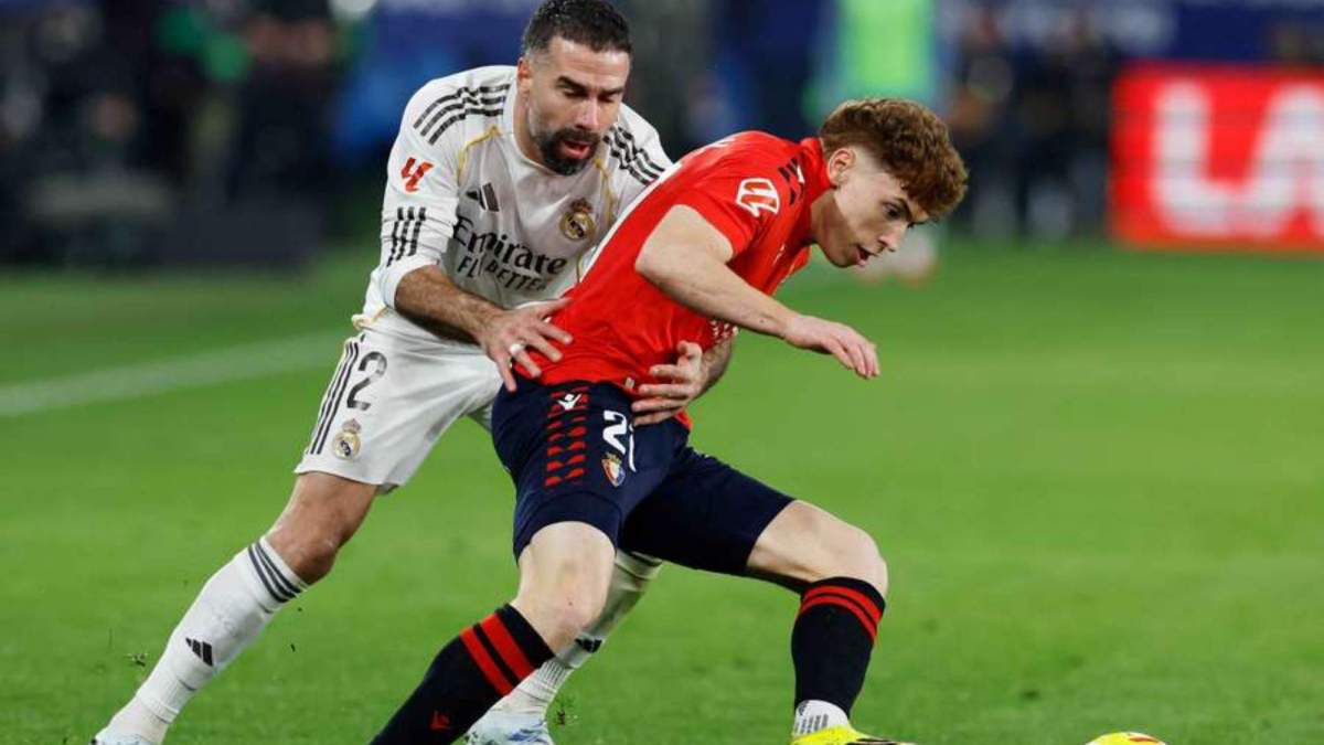 Víctor Muñoz, con Dani Carvajal, en el partido entre Osasuna y el Real Madrid en El Sadar.