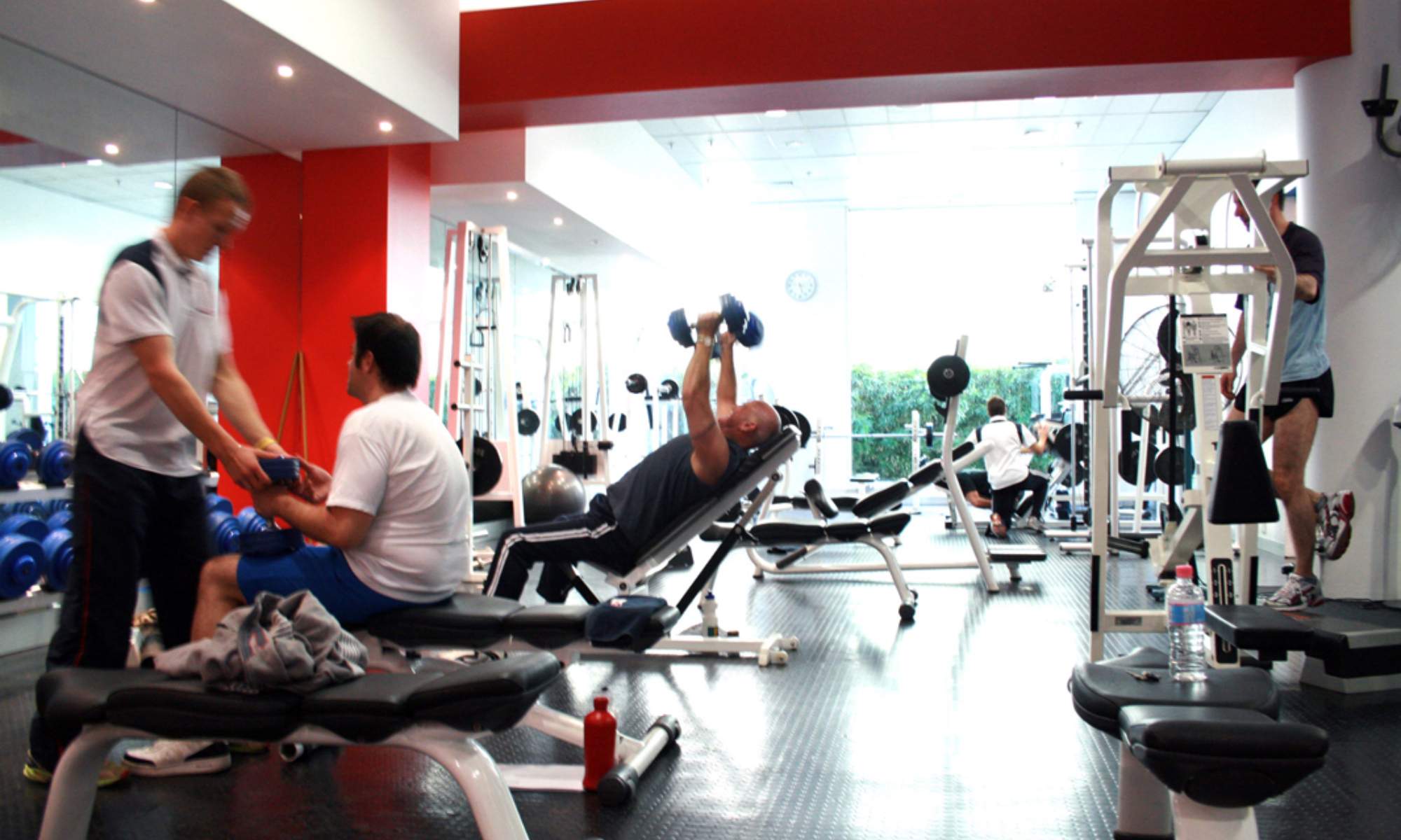 Varias personas se ejercitan en un gimnasio.