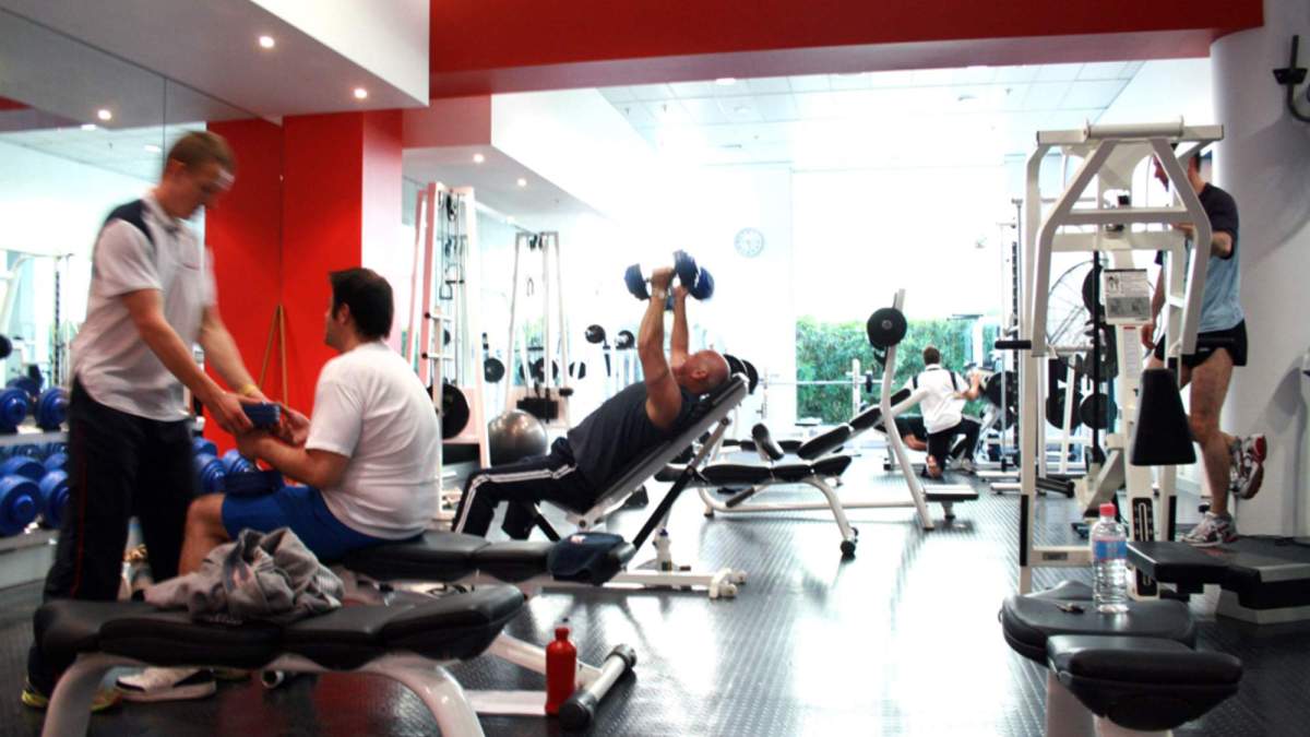 Varias personas se ejercitan en un gimnasio.