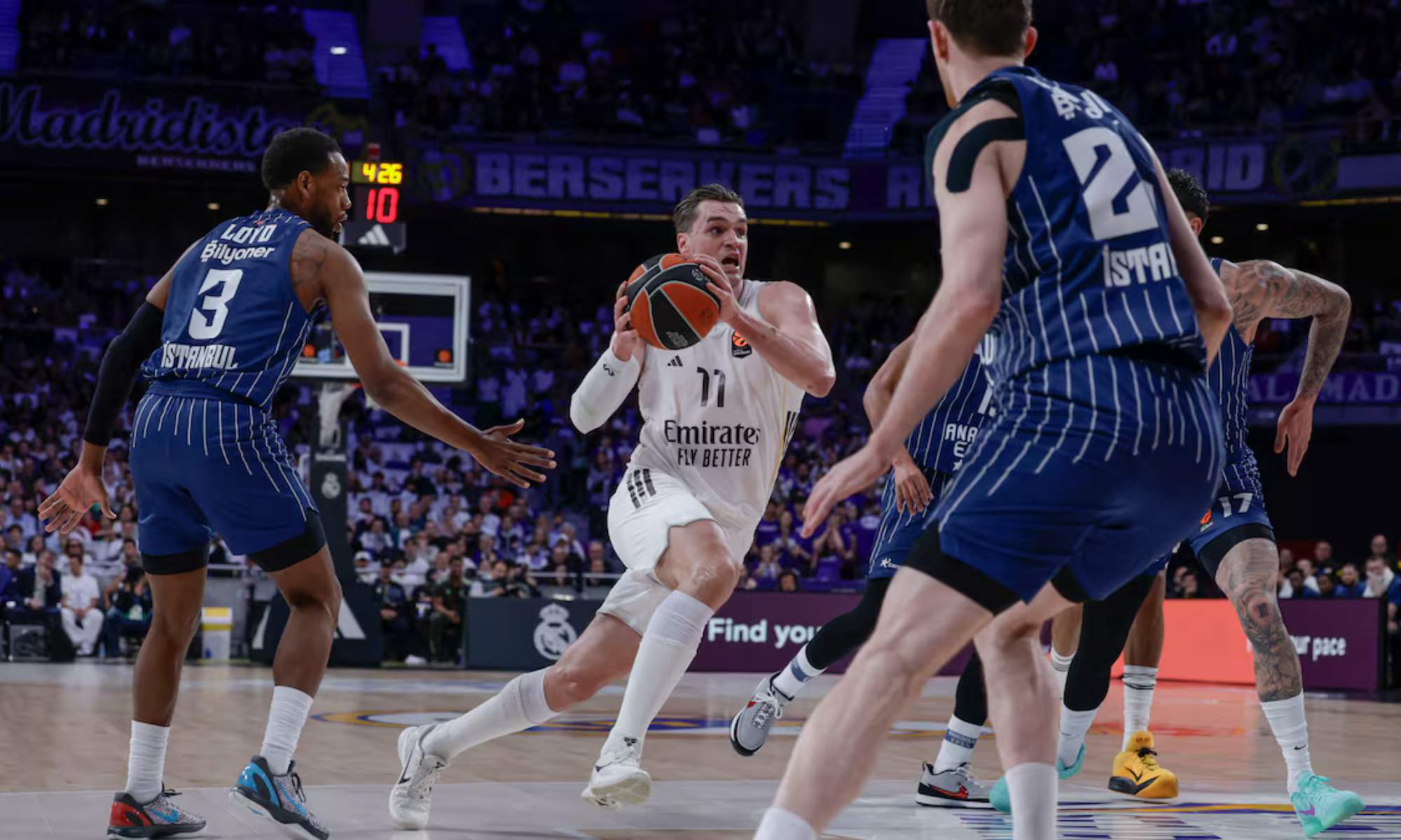 Mario Hezonja, en una jugada de ataque en el partido de esta noche entre el Real Madrid y el Anadolu Efes.