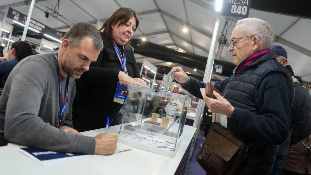 Socio del Barça votando en las elecciones