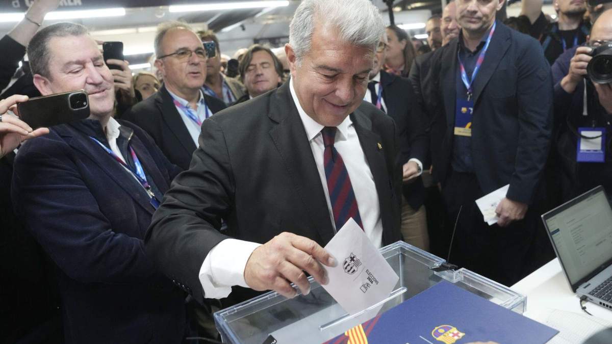 Laporta votando en las elecciones