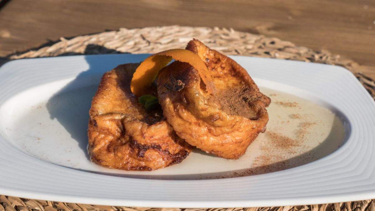 Dos torrijas hechas con la receta de Pepe Rodríguez presentadas en un plato. Dos torrijas hechas con la receta de Pepe Rodríguez presentadas en un plato.