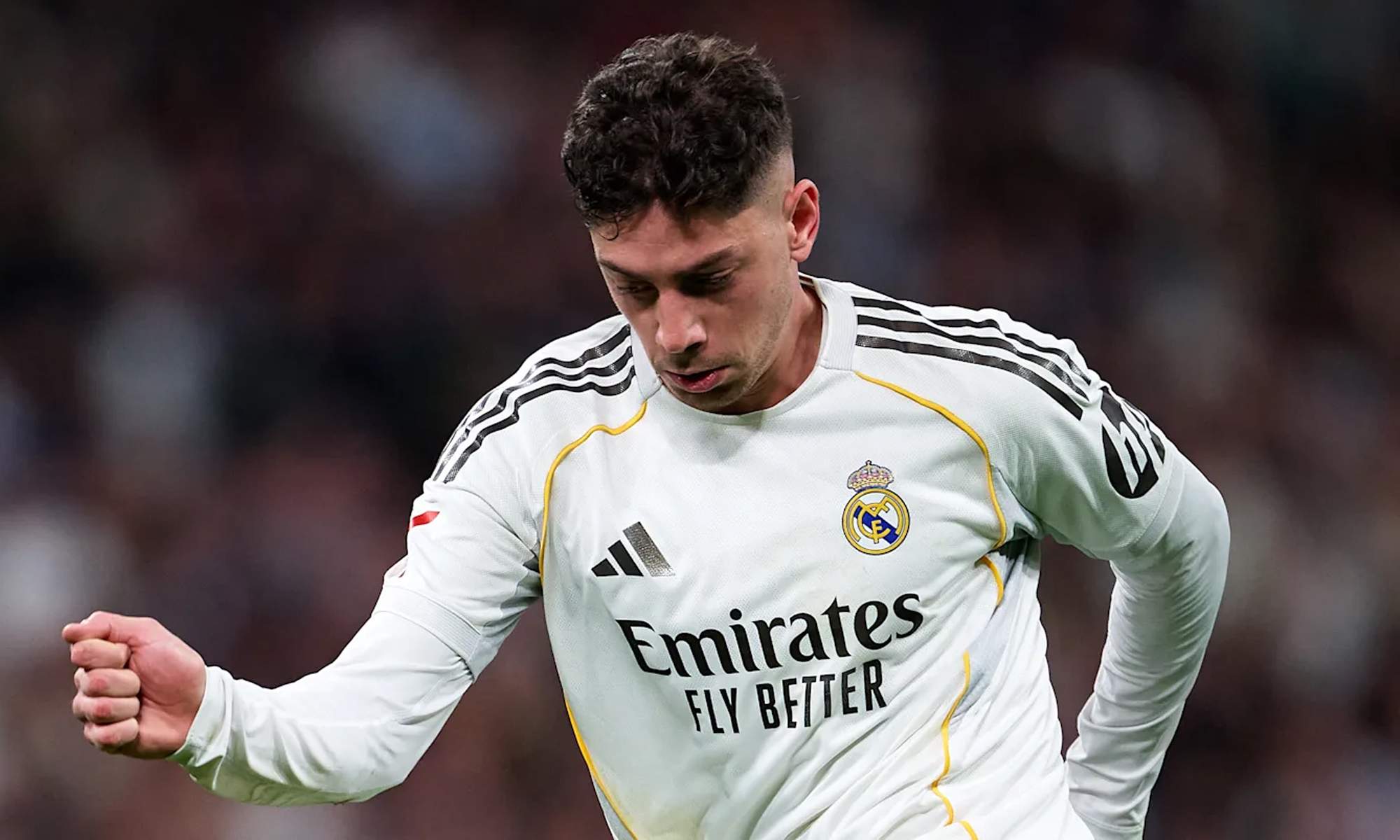 Fede Valverde disputando un partido con el Real Madrid.