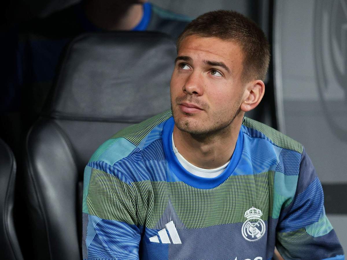 Franco Mastantuono sentado en el banquillo del Real Madrid. Franco Mastantuono sentado en el banquillo del Real Madrid.