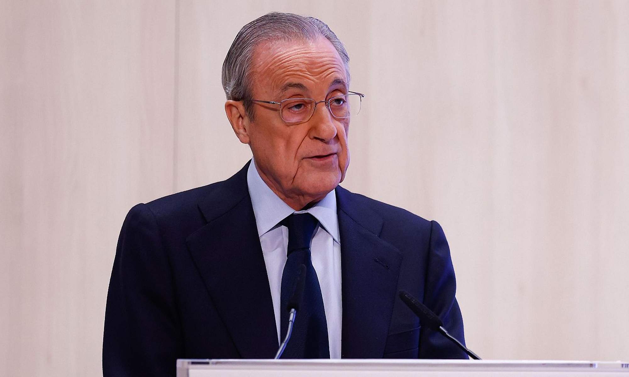 Florentino Pérez hablando dando un discurso. 