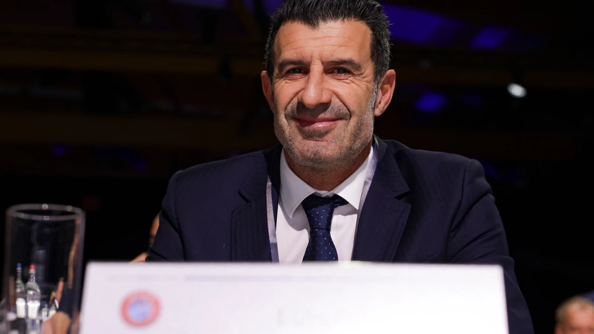 Figo durante un acto de la UEFA
