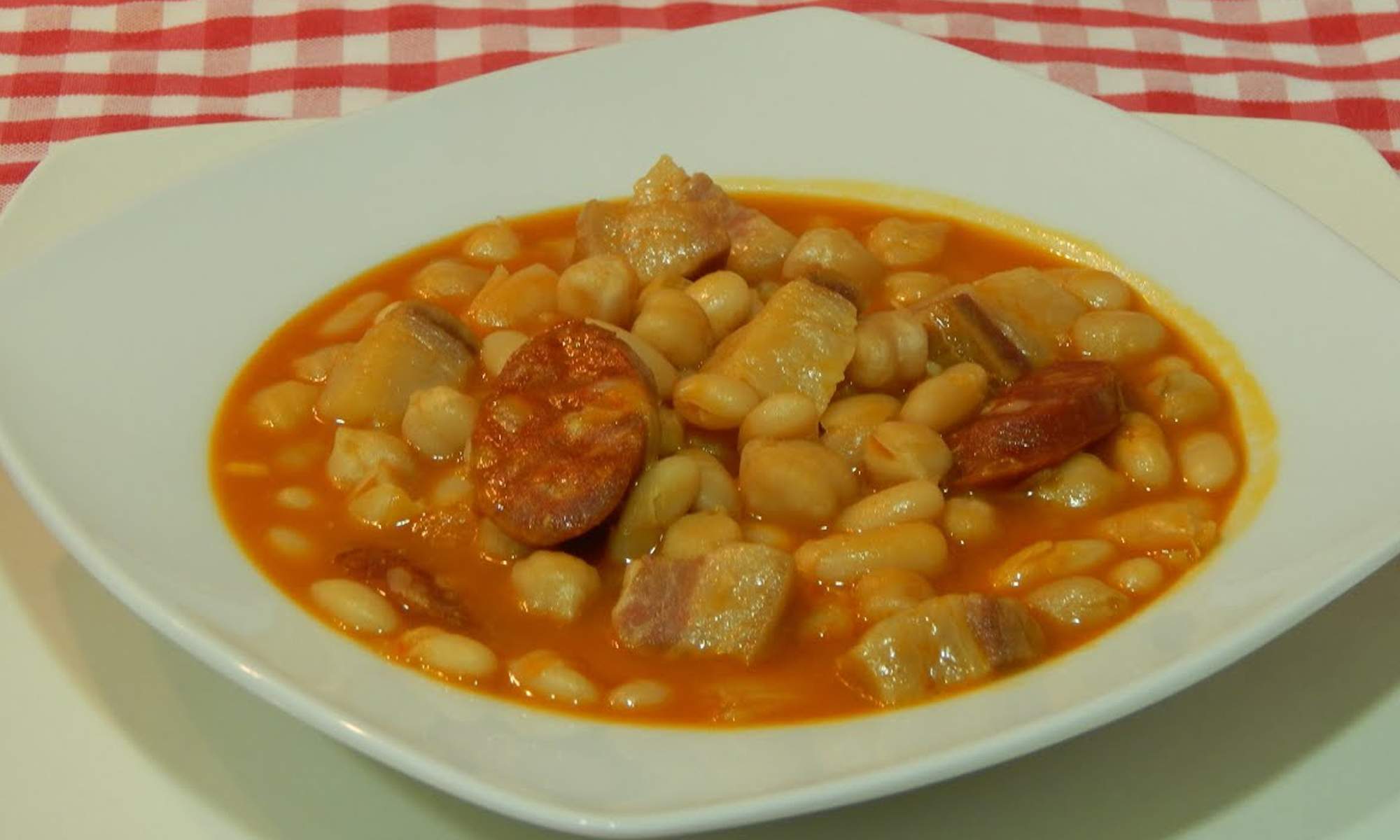 Un plato de legumbres.