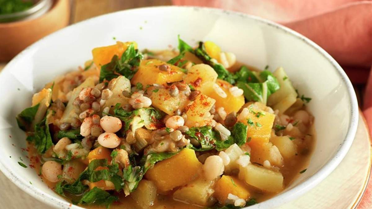 Un plato de potaje de legumbres.