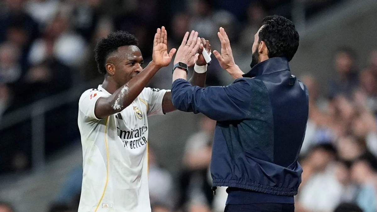 Vinicius y Arbeloa celebrando un gol en el Bernabéu