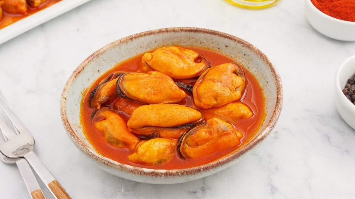 Mejillones en escabeche en un cacharro. Mejillones en escabeche en un cacharro.