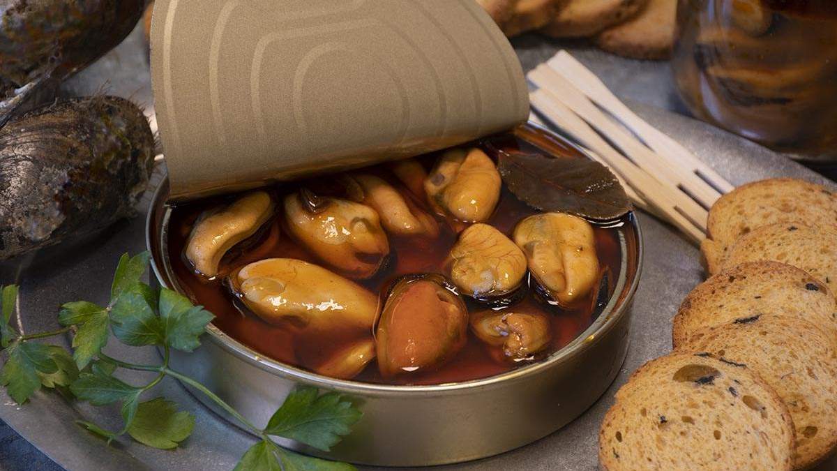 Una lata de mejillones abierta para picar. Una lata de mejillones abierta para picar.