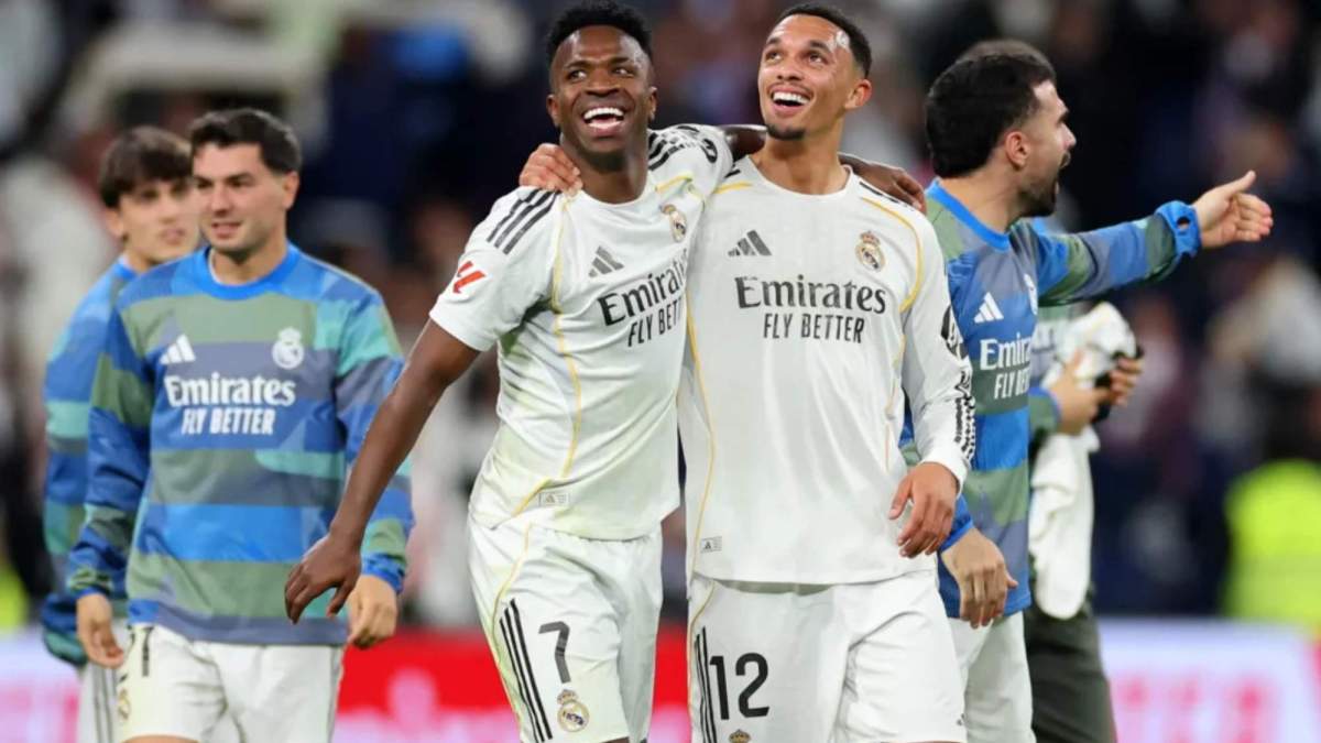 Trent junto a Vinicius después de ganar el derbi